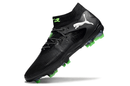 Chuteira Puma Future 8 FG - Preta e Verde com sola otimizada para controle em campo, design moderno e cores vibrantes.