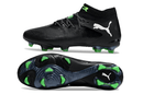 Chuteira Puma Future 8 FG - Preta e Verde, design moderno, sola otimizada para campos naturais.