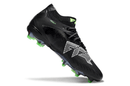 Chuteira Puma Future 8 FG - Preta e Verde em ângulo lateral, destacando seu design moderno e cores vibrantes.