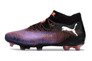 Chuteira Puma Future 8 FG - Roxa e Preto com design moderno e cores vibrantes, ideal para desempenho em campo.