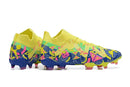 Chuteira Puma Future Ultimate FG Amarela e Azul com design vibrante e detalhes coloridos