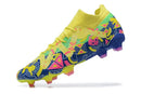 Chuteira Puma Future Ultimate FG Amarela e Azul com design vibrante e estrutura FG para estabilidade em campos de futebol.
