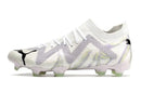 Chuteira Puma Future Ultimate FG Branca visão lateral destacando design e tecnologia para desempenho no futebol.