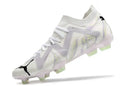 Chuteira Puma Future Ultimate FG Branca com design inovador e detalhe em cores, ideal para jogadores exigentes.