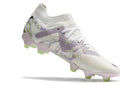 Chuteira Puma Future Ultimate FG Branca, modelo branco em ação, ideal para desempenho em campo.