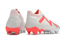 Chuteira Puma Future Ultimate FG Branca e Rosa vista traseira destacando design e tecnologia