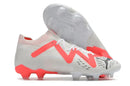 Chuteira Puma Future Ultimate FG Branca e Rosa, modelo leve e responsivo para desempenho máximo em campo.