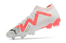 Chuteira Puma Future Ultimate FG Branca e Rosa com design contemporâneo e estrutura leve para otimização em campo.