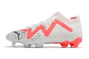 Chuteira Puma Future Ultimate FG Branca e Rosa com design moderno e tecnologia para desempenho em campo.