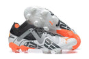 Chuteira Puma Future Ultimate FG Cinza, Branca e Laranja com design moderno e tração para máximo desempenho.