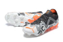 Chuteira Puma Future Ultimate FG Cinza, Branca e Laranja com design moderno e tecnologia de tração para jogadores.