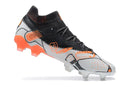 Chuteira Puma Future Ultimate FG Cinza, Branca e Laranja com design moderno e tração para campos firmes.