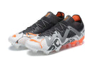Chuteira Puma Future Ultimate FG Cinza, Branca e Laranja com design moderno e tração para desempenho em campo.