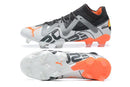 Chuteira Puma Future Ultimate FG Cinza, Branca e Laranja com design moderno e tecnologia FG para desempenho.