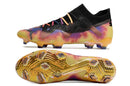 Chuteira Puma Future Ultimate FG Preta e Amarelo vista lateral e inferior com design vibrante e moderno.
