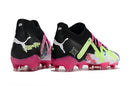 Chuteira Puma Future Ultimate FG Preta, Verde e Rosa com design moderno e diferenciado, perfeita para jogadores.