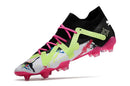 Chuteira Puma Future Ultimate FG Preta, Verde e Rosa com design moderno e tecnologia de ponta.