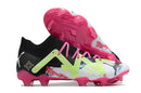 Chuteira Puma Future Ultimate FG Preta, Verde e Rosa com design moderno e arrojado.