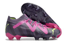 Chuteira Puma Future Ultimate FG Roxa com design inovador e sola FG para desempenho em campo.