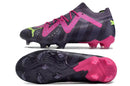 Chuteira Puma Future Ultimate FG Roxa em destaque, mostrando superioridade em desempenho e design inovador.