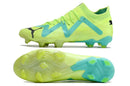 Chuteira Puma Future Ultimate FG Verde, design vibrante em verde e azul, ideal para desempenho em campo.