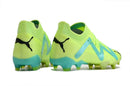 Chuteira Puma Future Ultimate FG Verde vista traseira em amarelo e azul claros, ideal para desempenho em campo.