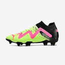 Chuteira Puma Future Ultimate FG Verde, Rosa e Preta em destaque lateral com design vibrante.