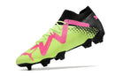 Chuteira Puma Future Ultimate FG Verde, Rosa e Preta em destaque, design moderno e vibrante.