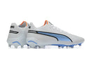 Chuteira Puma King Ultimate FG Branca e Azul com design moderno e tecnologia avançada para desempenho no futebol.