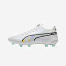 Chuteira Puma King Ultimate FG Branca com design elegante e tecnologia de desempenho para gramados naturais.
