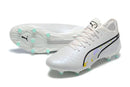 Chuteira Puma King Ultimate FG Branca com design elegante e detalhes em azul claro.