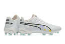 Chuteira Puma King Ultimate FG Branca com design elegante e tecnologia premium para desempenho em gramados naturais.