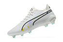 Chuteira Puma King Ultimate FG Branca com design moderno e elegante, ideal para gramados naturais.