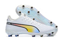 Chuteira Puma King Ultimate FG Branca com design branco elegante para futebol em gramados naturais.