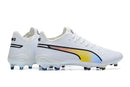 Chuteira Puma King Ultimate FG Branca com design elegante e tecnologia avançada para desempenho em campo.