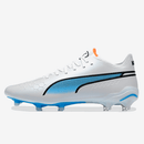 Chuteira Puma King Ultimate FG Branca e Azul em destaque com design moderno e detalhes em azul.
