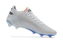 Chuteira Puma King Ultimate FG Branca e Azul com design sofisticado e tecnologia premium para futebol.