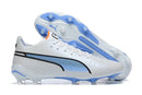 Chuteira Puma King Ultimate FG Branca e Azul com tecnologia premium para desempenho em gramados naturais.