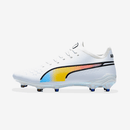 Chuteira Puma King Ultimate FG Branca com design elegante e cores vibrantes.