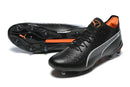 Chuteira Puma King Ultimate FG Preta, design elegante em preto, tecnologia premium para desempenho em gramados naturais.