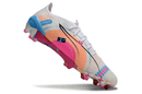 Chuteira Puma Ultra 5 Ultimate FG - Branca, Azul e Rosa em ângulo, destacando design vibrante e tecnologia avançada.