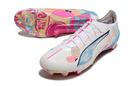 Chuteira Puma Ultra 5 Ultimate FG - Branca, Azul e Rosa com design inovador e tecnologia avançada.