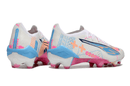 Chuteira Puma Ultra 5 Ultimate FG - Branca, Azul e Rosa, com design moderno e performance em campos naturais.