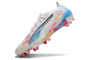 Chuteira Puma Ultra 5 Ultimate FG - Branca, Azul e Rosa, ideal para velocidade e controle em campo.