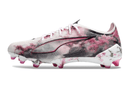 Chuteira Puma Ultra 5 Ultimate FG - Branca, Preta e Rosa com design floral elegante.