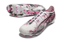 Chuteira Puma Ultra 5 Ultimate FG - Branca, Preta e Rosa com design icónico e sola FG para aderência superior.