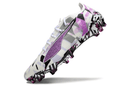 Chuteira Puma Ultra 5 Ultimate FG - Branca e Roxa em design moderno com tecnologia avançada para futebol.