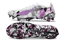 Chuteira Puma Ultra 5 Ultimate FG - Branca e Roxa em ângulos distintos, mostrando design moderno e sofisticado.