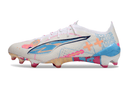 Chuteira Puma Ultra 5 Ultimate FG - Branca, Azul e Rosa com design moderno e tecnologia avançada.