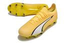 Chuteira Puma Ultra Ultimate FG Amarela com design inovador e sola FG para aderência em campo.